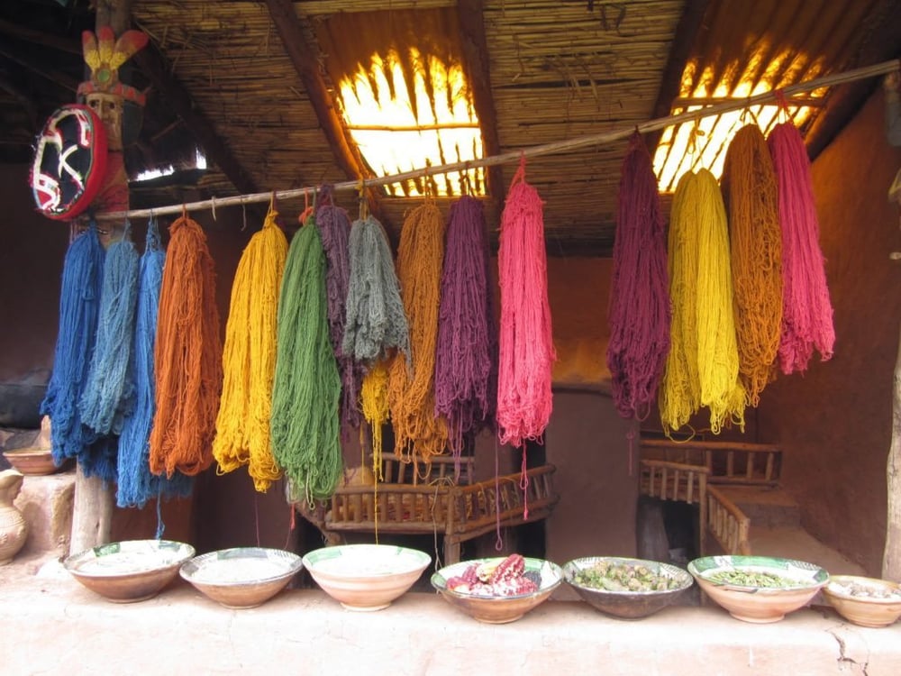 Teinture artisanale de laine d'alpaga à Cusco